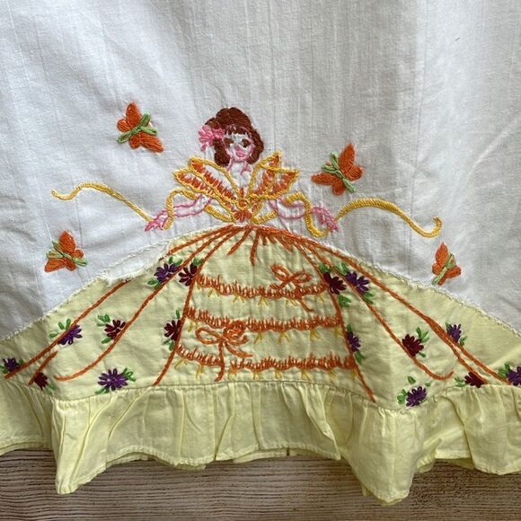 VINTAGE HAND SEWN AND HAND EMBROIDERED PILLOWCASES WITH SOUTHERN BELLE - Picture 7 of 9